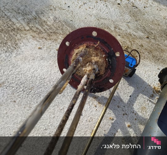 חלקי דוד שמש עם אבנית על רקע בטון